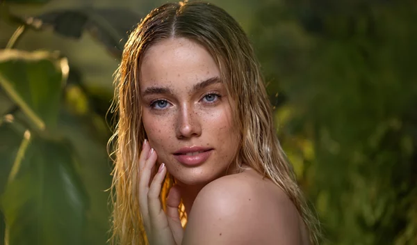 Χημική απολέπιση στο σπίτι: Τα toners με οξέα που θα σου χαρίσουν λεία, λαμπερή επιδερμίδα