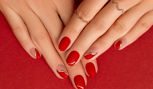 5 festive ιδέες για το μανικιούρ των Χριστουγέννων, ιδανικές για κοντά νύχια