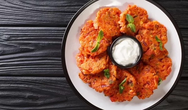 Οι ντοματοκεφτέδες Σαντορίνης του Άκη Πετρετζίκη που πρέπει να δοκιμάσεις