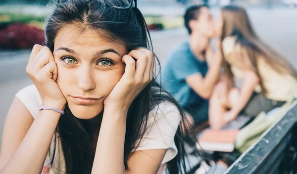 Απιστία | Τι να κάνεις όταν ξέρεις πως η καλύτερή σου φίλη απατά τον σύντροφό της