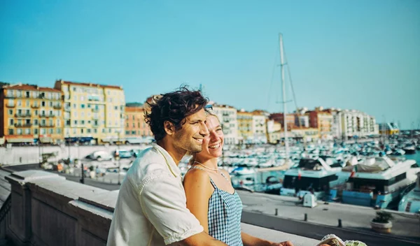 Τα ευτυχισμένα ζευγάρια δε νοιάζονται για τα σόσιαλ μίντια, λέει η επιστήμη