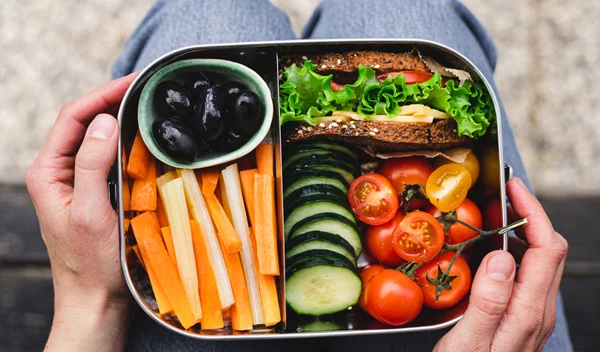 Πόσο συχνά να ζυγίζομαι, πόσους υδατάνθρακες να τρώω και όσα πρέπει να ξέρεις για υγιεινό αδυνάτισμα