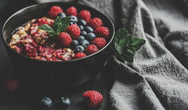 Τα "δημητριακά" της φύσης: Το viral πρωινό γεύμα με μούρα και νερό καρύδας