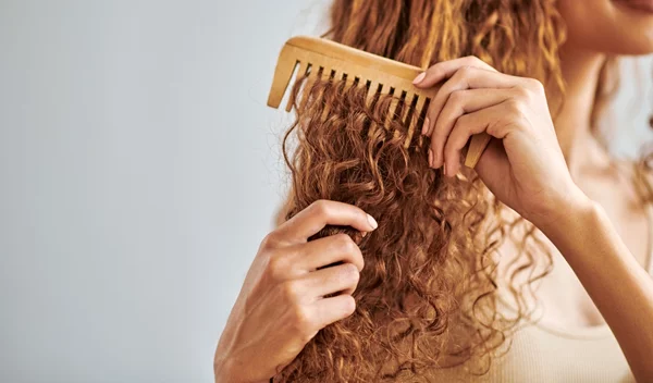 Super curls: Όλα τα κομψά χτενίσματα που μπορείς να κάνεις αν έχεις σγουρά μαλλιά