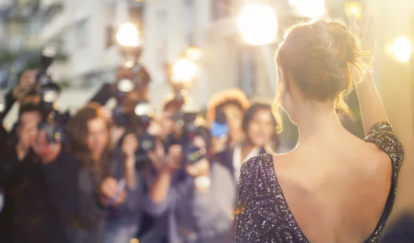 Red Carpet facial: Πώς να κάνεις στο σπίτι τη θεραπεία λάμψης & αντιγήρανσης που κάνουν οι διάσημες πριν βγουν στο κόκκινο χαλί