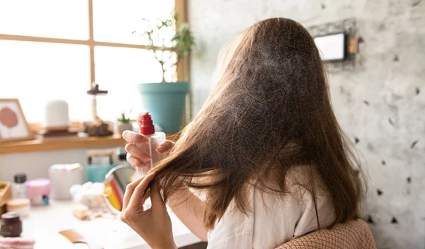 Πώς θα εφαρμόσεις σωστά τα προϊόντα θερμοπροστασίας μαλλιών (βίντεο)
