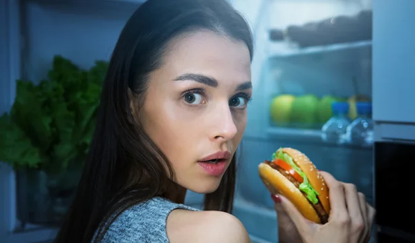 Από ποιον καρκίνο κινδυνεύεις εάν τρως αργά το βράδυ;