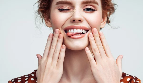 TikTok beauty tips: Το πανέξυπνο trick μακιγιάζ για να δείξεις φρέσκια και νεότερη στην στιγμή