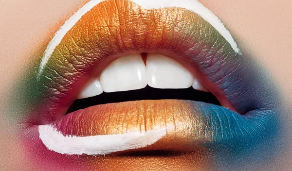 3 tips στο μακιγιάζ που θα κάνουν το χαμόγελό σου να δείχνει πιο λευκό και τα χείλη σου πιο "γεμάτα"
