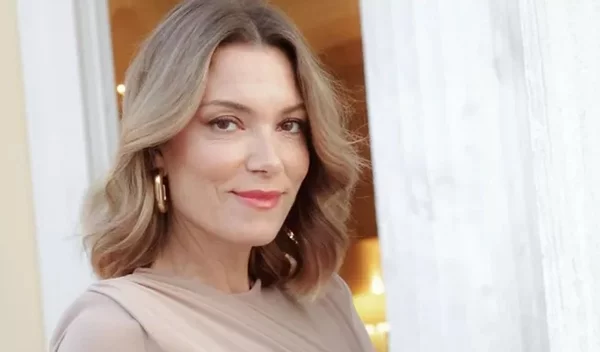 Η Βίκυ Καγιά υιοθέτησε το πιo chic πεντικιούρ του φθινοπώρου