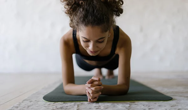 Άσκηση σανίδα: Τα τρία πιο συνηθισμένα λάθη που κάνεις στην εκτέλεσή της