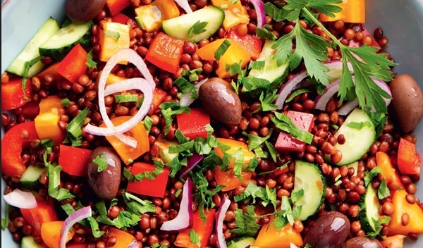 Σαλάτα με φακές και κινόα για ένα γεύμα με πρωτεΐνη υψηλής βιολογικής αξίας