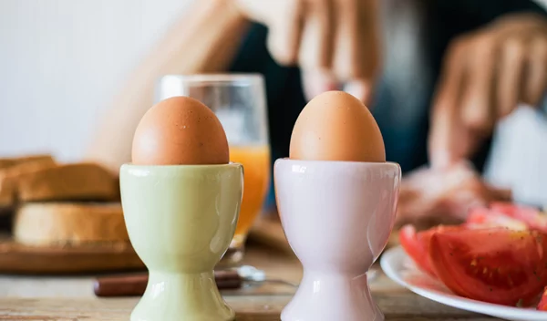 Η τεχνική για εύκολο ξεφλούδισμα αυγών