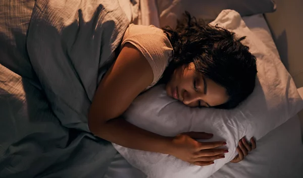 "Κοιμήσου καλύτερα με μαγνήσιο": Οι ειδικοί απαντούν τι ισχύει και τι όχι