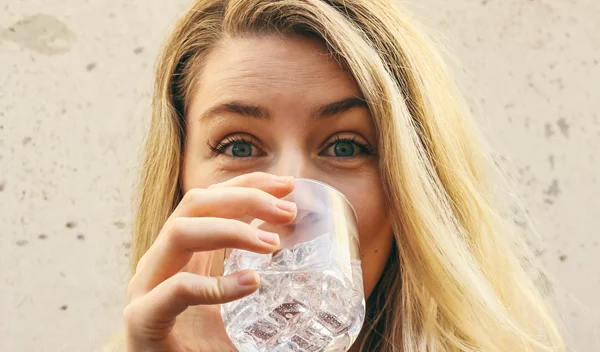 Aφυδάτωση: Γιατί συμβαίνει, τα συμπτώματα και η σχέση της με την κατακράτηση υγρών