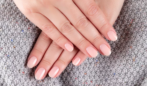 Ice nails: Tο λαμπερό μανικιούρ που θα κάνουμε μέχρι και την άνοιξη