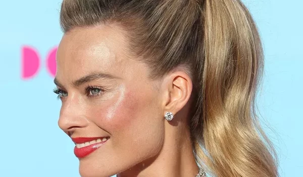 Tonal Mannequin Mani: Η Margot Robbie με μανικιούρ στο χρώμα του δέρματος - ό,τι πιο κομψό είδαμε σήμερα