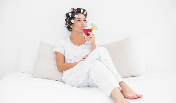 Τι είναι το sleepy girl mocktail; Μπορεί να ωφελήσει τον ύπνο σου;