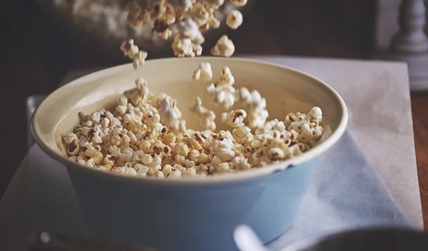 Αντί για βουτυράτα popcorn: Οι καλύτερες υγιεινές εναλλακτικές για σνακ ταινίας