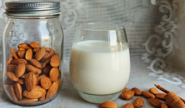 Πώς θα φτιάξεις μόνη σου γάλα αμυγδάλου