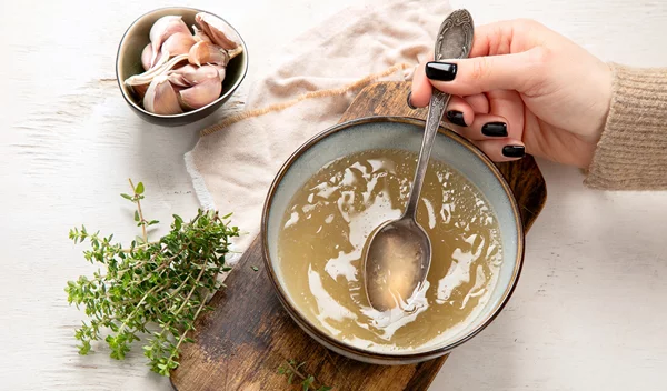 Ενίσχυσε το κολλαγόνο σου με αυτόν τον ζωμό λαχανικών | Συνταγή