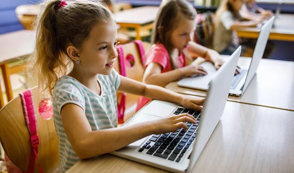 Οι Αττικές Εκδόσεις και η Algorithmics Greece στηρίζουν μαθητές ακριτικών νησιών