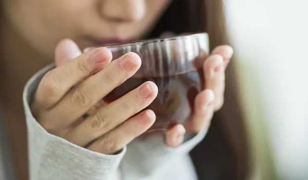 Πίνεις τσάι rooibos; Δες γιατί οι ειδικοί λένε ότι κάνει καλό στο έντερο και στην πέψη