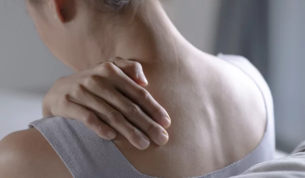 Πώς να διορθώσεις την κύφωση του αυχένα ενώ κοιμάσαι