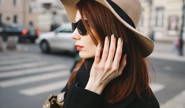 Η τάση στο μανικιούρ που μοιάζει με κόσμημα στα χέρια