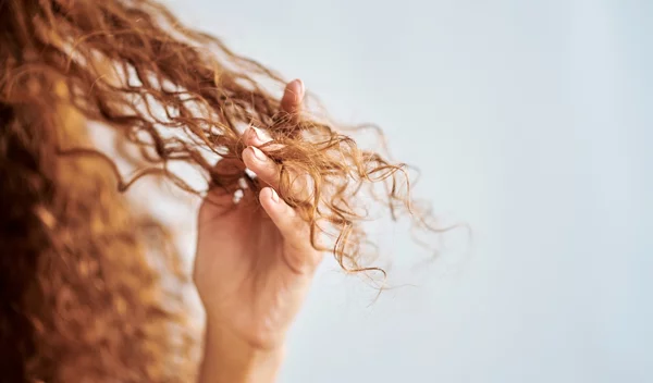 Βαμμένα μαλλιά: Πώς θα τα προστατεύσεις αποτελεσματικά στις διακοπές