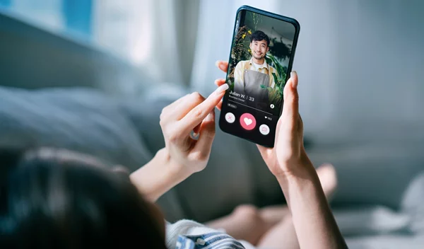 Swipe, απόρριψη και κατάθλιψη: Οι εφαρμογές dating μπορεί να σε κάνουν να μισήσεις το σώμα σου – Δες γιατί!