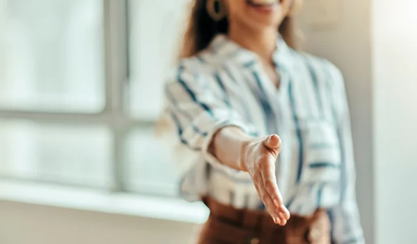 Πώς να παρουσιάσεις τον εαυτό σου στη νέα δουλειά | Το Harvard συστήνει έναν τρόπο