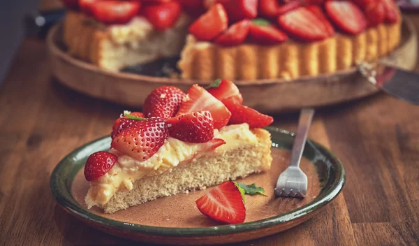 Σαν υγιεινό cheesecake: Vegan τάρτα με κρέμα λεμονιού και φράουλες από τη διατροφολόγο
