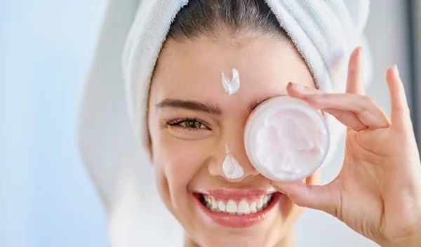 Έχει νόημα να χρησιμοποιώ αντιγηραντική κρέμα στα 20;