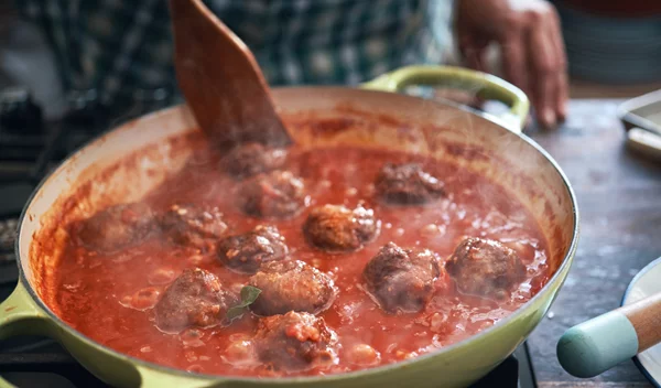 Τα πιο αρωματικά κεφτεδάκια με σάλτσα