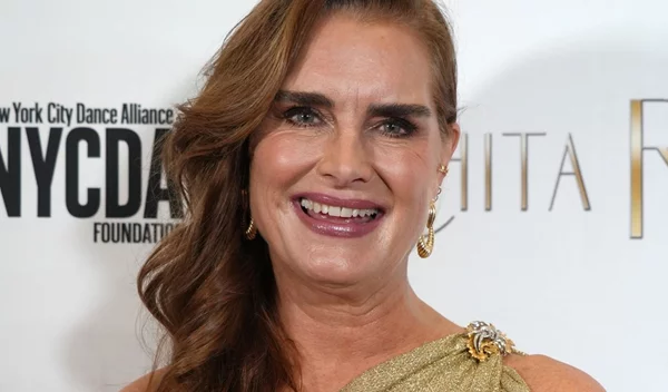 H Brooke Shields μοιράζεται το δικό της tip για το πώς θα έχουμε φανταστικά φρύδια