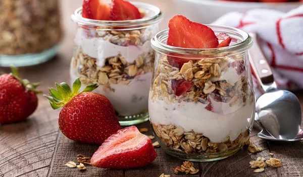 Ετοίμασε το πιο γευστικό πρωινό από το βράδυ: Σοκολατένιο overnight oats με φράουλες