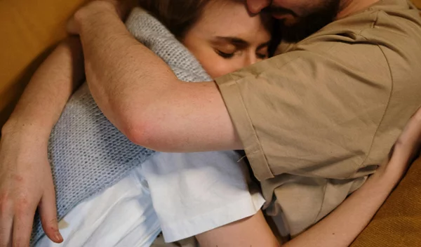 Οξυτοκίνη, το χημικό της αγάπης: Γιατί η αγκαλιά είναι πιο δυνατή από ό,τι νομίζεις