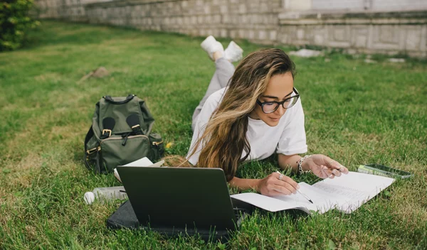 Εξετάσεις και διάβασμα: 10 συμβουλές από τον οφθαλμίατρο για να προστατέψεις τα μάτια σου