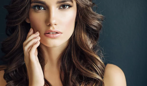 Βαρέθηκες τα μακριά, μονότονα μαλλιά σου; Το κούρεμα που πρέπει να ζητήσεις για πλούσιο όγκο και ζωντάνια