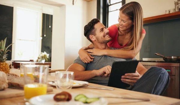 Πώς θα κρατήσεις ζωντανό το πάθος αν συγκατοικείτε