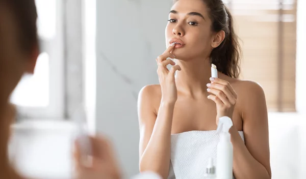 Ξηρά και σκασμένα χείλη; Η φυσική συνταγή για άμεση επαναφορά (με υλικά που έχεις ήδη)