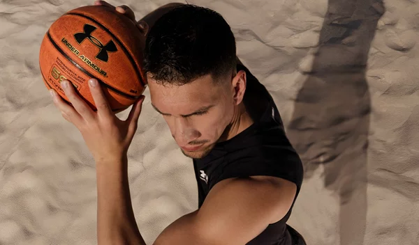 Από την άμμο στο παρκέ: Ο Γιαννούλης Λαρεντζάκης φωτογραφίζεται φέρνοντας πίσω την πρώτη έκδοση HeatGear® - Baselayer της Under Armour