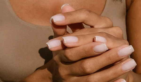 3 αποχρώσεις στο μανικιούρ που ταιριάζουν άψογα με μαυρισμένη επιδερμίδα