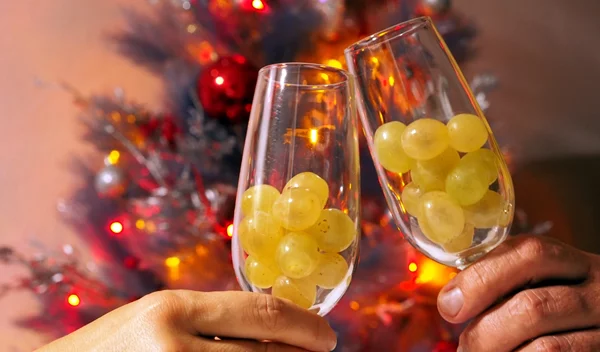 Πρωτοχρονιά: Γιατί πολλοί άνθρωποι τρώνε 12 σταφύλια πριν την αλλαγή του χρόνου;