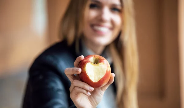 Ένα μήλο την ημέρα το γιατρό τον κάνει πέρα - Ισχύει;
