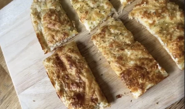 Συνταγή για σκορδόψωμο χωρίς αλεύρι (και με έξτρα πρωτεΐνη)