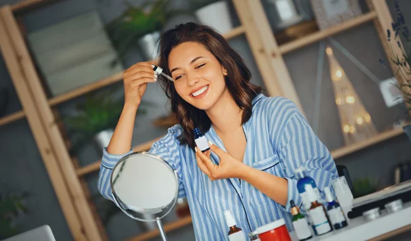 Smooth Operator: 5 οροί με AHAs και BHAs που θα ανανεώσουν την υφή και θα ξυπνήσουν τη λάμψη στην επιδερμίδα σoυ