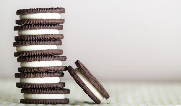 Συνταγή για σπιτικά μπισκότα τύπου Oreo χωρίς ζάχαρη και αλεύρι