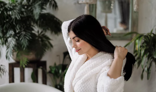 Πώς θα αποκτήσεις δυνατά μακριά μαλλιά: Οι τροφές, η φροντίδα και οι κινήσεις που ξεχνάς